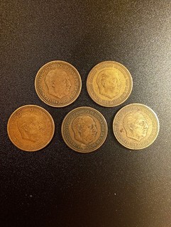 España lote de 5 monedas de 1 peseta del año 1947 abajo descripción.