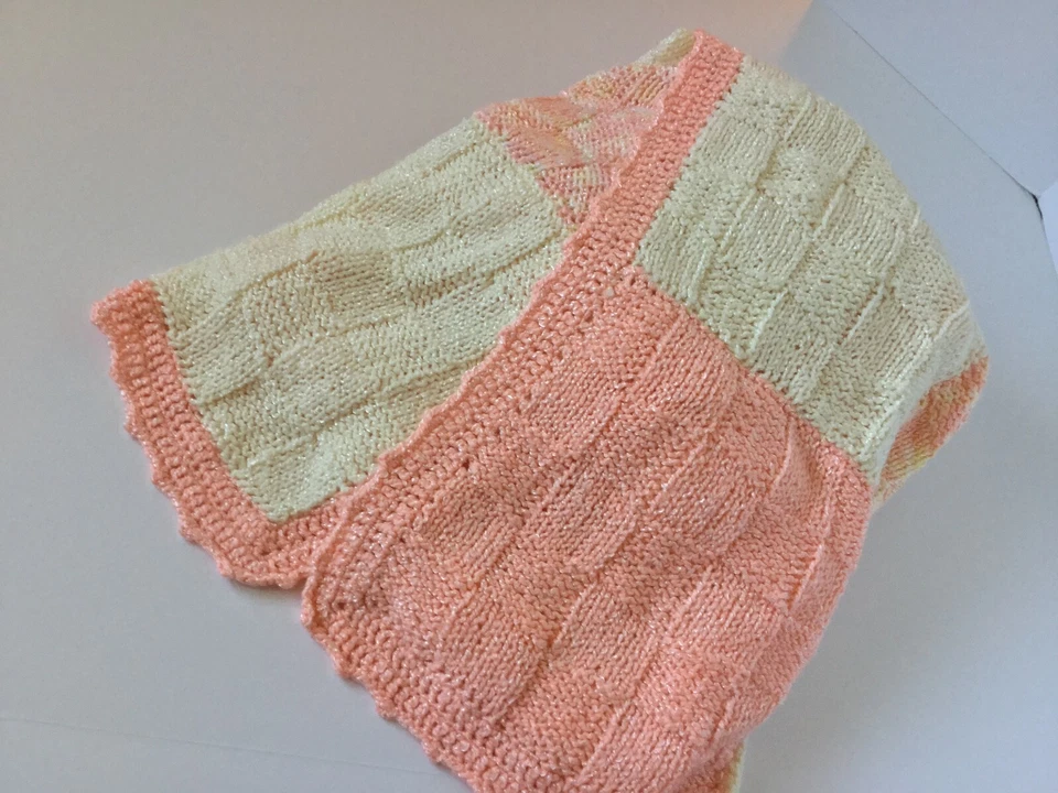 BABY AFGHAN - Rosa/Blanco Manchado - 47" X 39" - Tejido a Mano - Lavar a Máquina $ Secar Foto 2 de 4