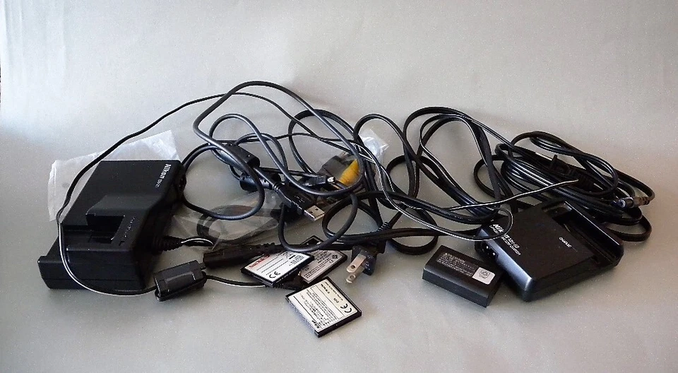 NIKON COOLPIX 995 DIGITAL CAMERA / 3.34 MP  4X OPTICAL ZOOM W/ACCESORIES / JAPAN - Image 4 of 4