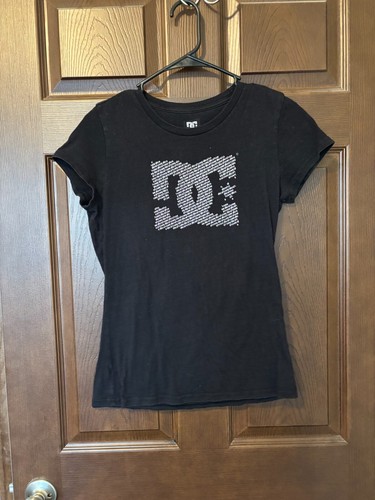 Camiseta para mujer DC negra con cuello redondo manga corta plateada. Talla L - Imagen 2 de 3