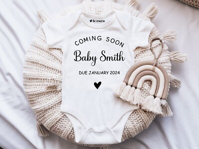 Personalisierte Coming Soon Baby Weste, Schwangerschaftsankündigung, Nachname, Fälligkeitsdatum