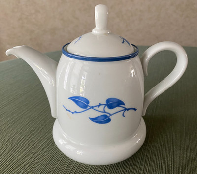 ROSENTHAL Kronach GERMANY White w/ Blue Leaf Small Teapot, 4'' w x 6'' high w/ lid