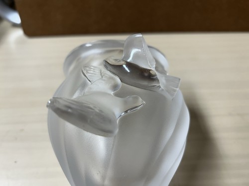 Lalique France Rosine Frosted Crystal Raised Doves Vase, Issues - Picture 7 of 9