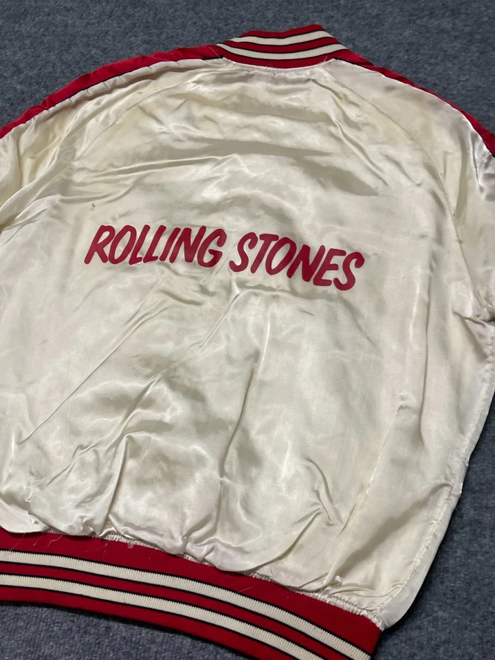 Chaqueta De Colección Rolling Stones Satén Adulto Grande Blanca Roja Años 80 Banda Gira LEER Foto 3 de 4
