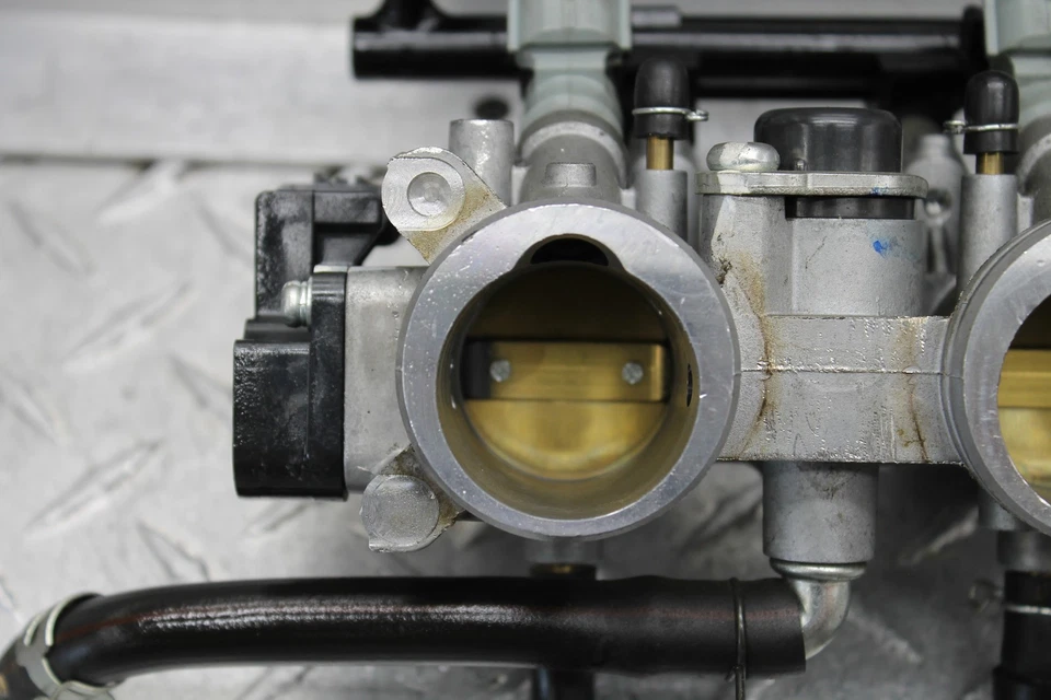 Yamaha YZF R3 2016 Mikuni inyectores de combustible principales/cuerpos del acelerador  Foto 2 de 4