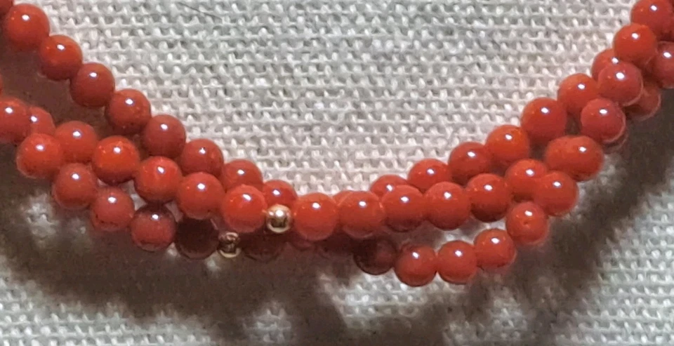 Colar de coral vermelho vintage 3 fios fecho gancho esterlina contas minúsculas de ouro - Imagem 3 de 4
