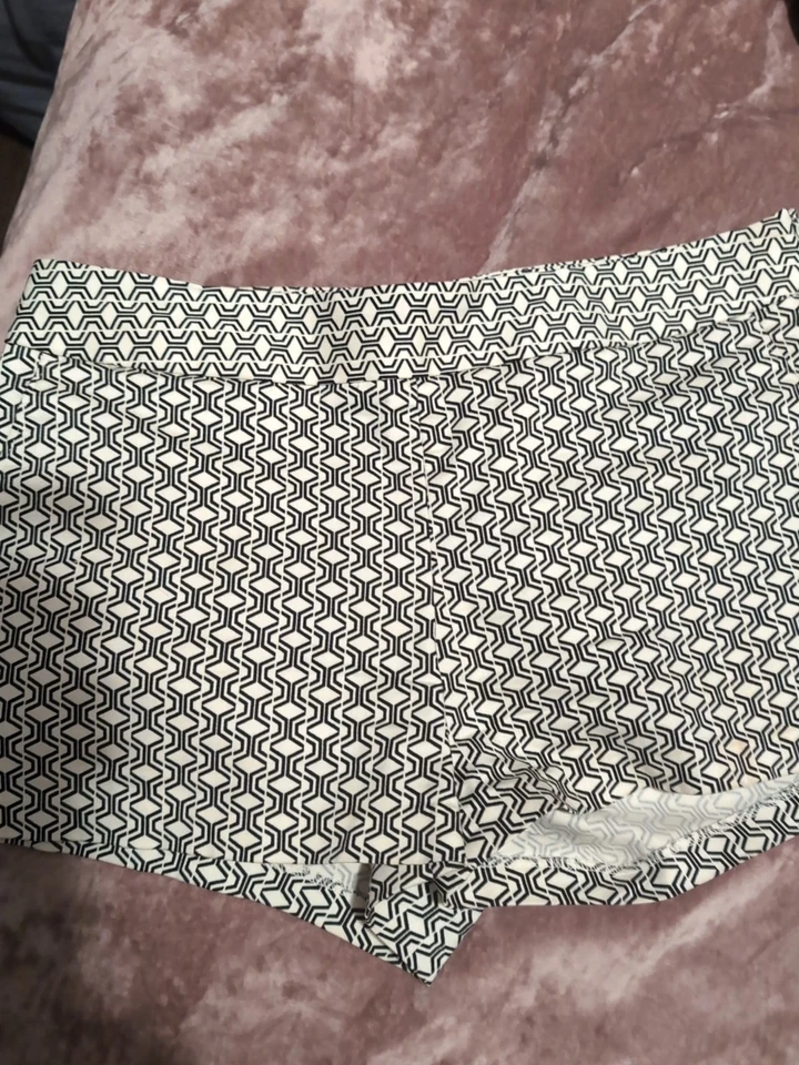 Pantalones Cortos Mujer Express Blanco y Negro Estampado Geométrico Talla 2 Foto 2 de 4