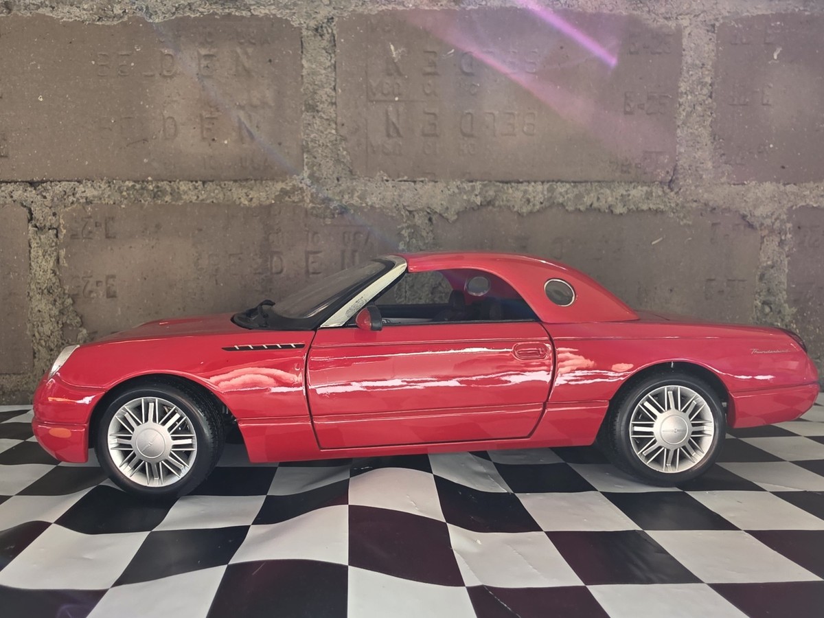 Maisto 2002 Ford Thunderbird 1:18 Scale Diecast Model Car 31620