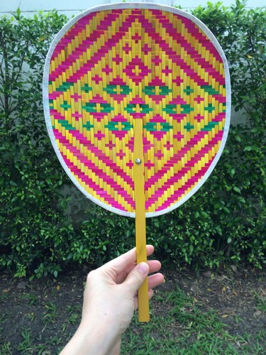 2 ventagli a mano tailandese in bambù intrecciato artigianali multicolore fatti a mano - Foto 3 di 3