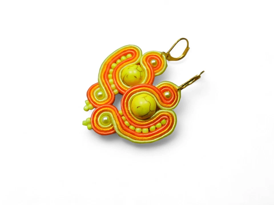 Rosa Ohrringe, hergestellt in Soutache-Technik, handgenäht. - Bild 4 von 4