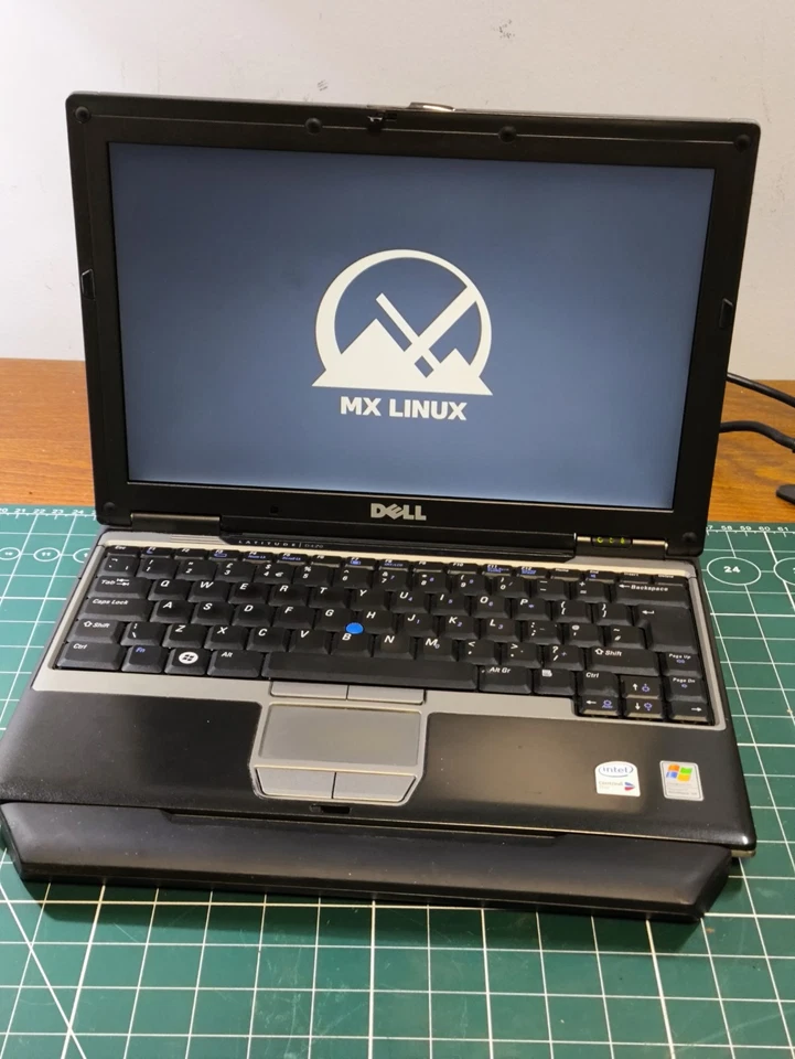 Dell Latitude D420 12.1" Retro Laptop Large Battery Linux MX 23.5 + Dell Charger - Image 2 of 4