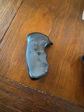 PACHMAYR Medallion Gripper Grips Smith & Wesson J FRAME, ROUND BUTT, WITH SCREW