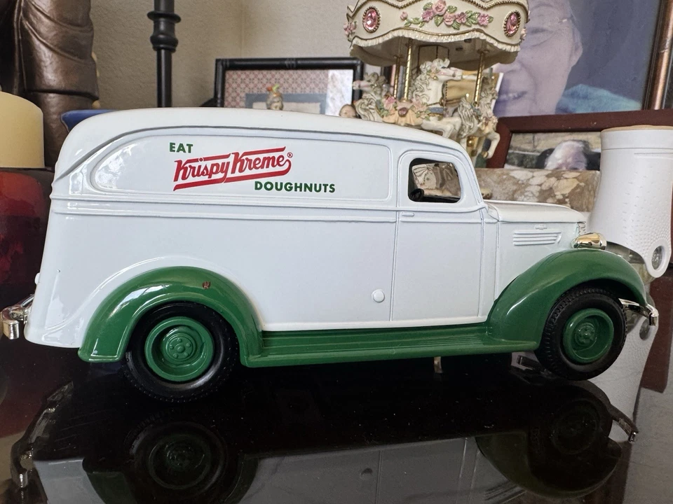 Camión Krispy Kream Donuts 1938 Chevy Panel Truck con licencia de GM Corp Foto 2 de 4