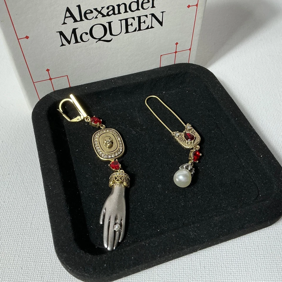 Pendientes calavera de plata Alexander Mcqueen Foto 2 de 3