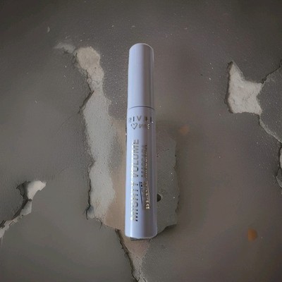 RIVAL LOVES ME MIGHTY VOLUME MASCARA . 01 BLACK