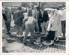1954 Crowd at Swift Avenue Sewer Where a &20 Gold Piece Found Press Photo