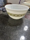 1960 Pyrex White Green Verde Square Flowers #402 1 1/2 Quart.