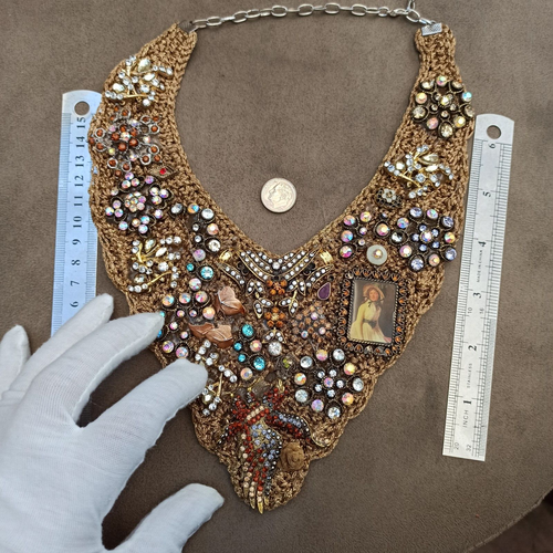 Lätzchen V Halskette recycelt Montage Schmuck OOAK Vintage Kunsthandwerk gestrickt Kunst Geschenk - Bild 10 von 12