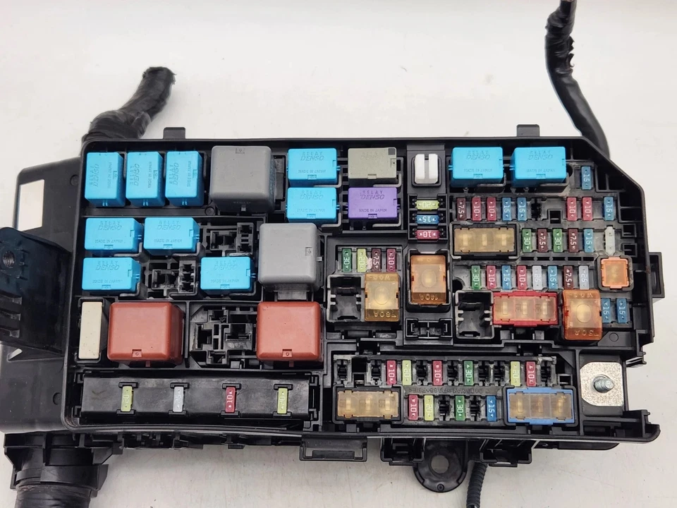 Caja de fusibles de motor Lexus GX460 2014-2016 FABRICANTE DE EQUIPOS ORIGINALES Foto 3 de 4