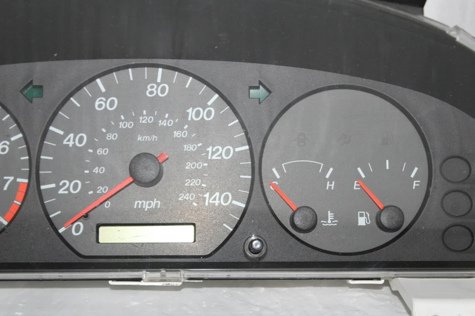 Cuadro de instrumentos velocímetro medidor de panel 01 02 Mazda 626 119.042 millas Foto 3 de 4