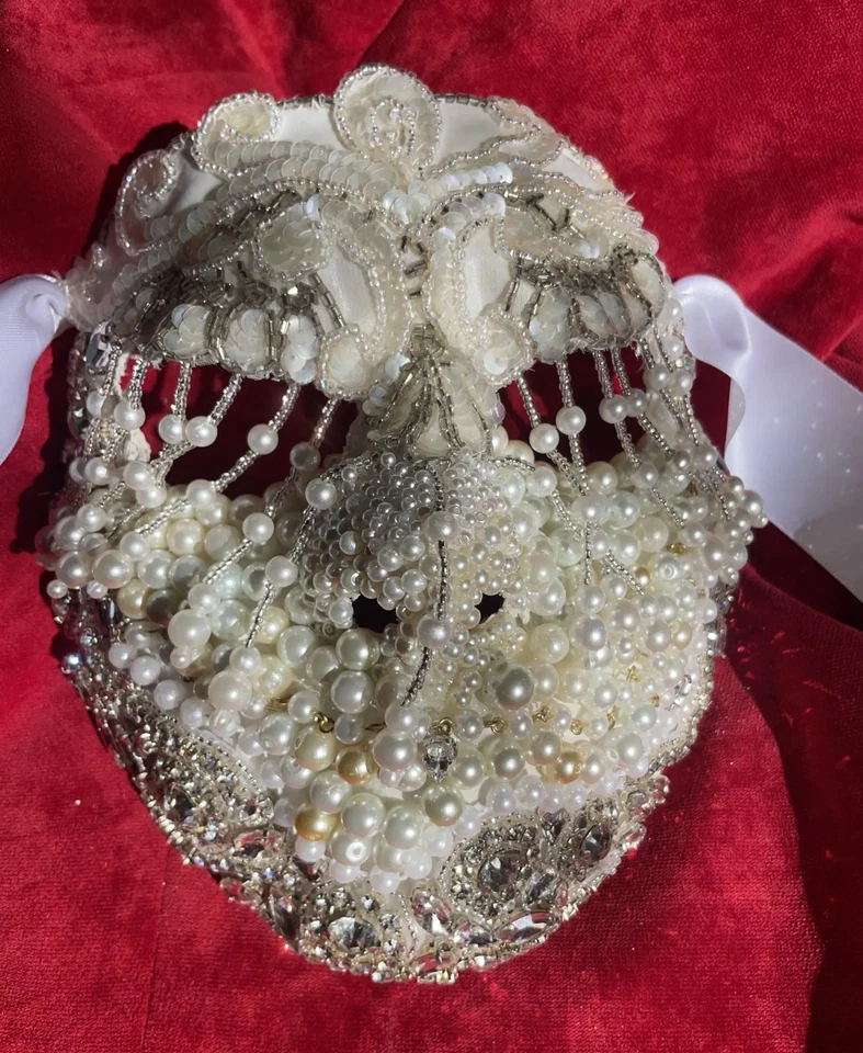 Máscara de alta costura artesanal adornada con perlas y cristales adornados con joyas/Mardi Gras Foto 4 de 4