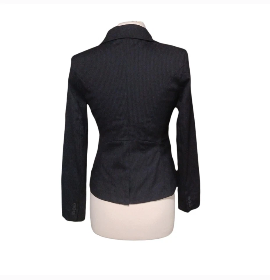 Blazer New York & Company tamanho 2 listrado preto com 2 botões elásticos. Dimensões... - Imagem 3 de 3