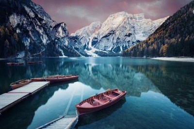Wandbild: Holzboot am Alpine Mountain Lake. Lago di Braies, [...]