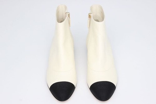 AUT CHANEL PEARL ANKLE BOOTS IVORY & BLACK SZ"39.5"RET$1898 WHAT BERGAIN - Picture 11 of 15