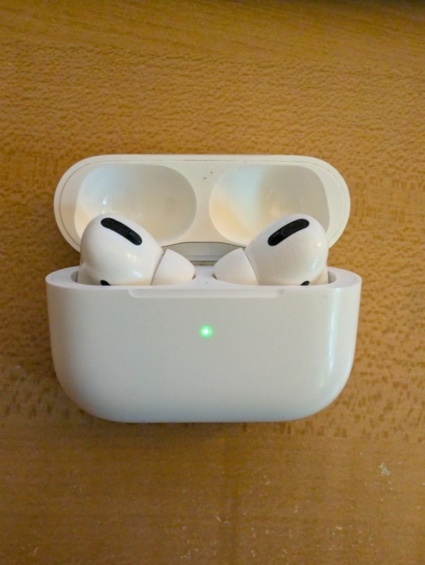 Apple AirPods Pro 1st Gen A2083/A2084 w/ A2190 Wireless Charging Case + Box