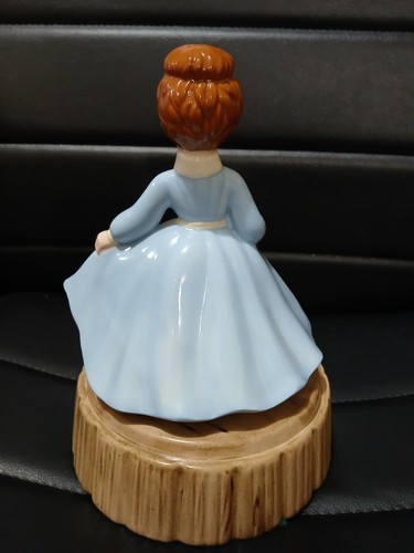 Music Box Vintage Ceramica Bambina Con Cuore E Vestito 10"x7" Suona "Da qualche parte il mio... - Foto 4 di 6