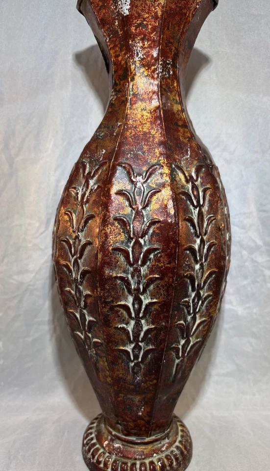 Jarrón urna alargada con paneles estampados dorados rojos marrones de metal de 14" de alto Foto 2 de 4