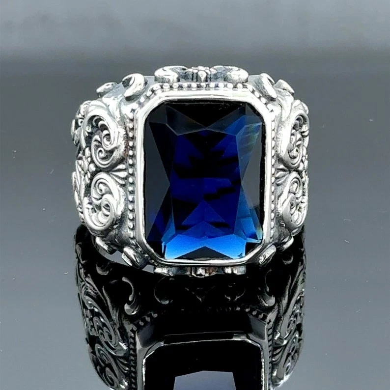 Anillo de zafiro de plata con piedra azul grabado hecho a mano para hombre Foto 2 de 4