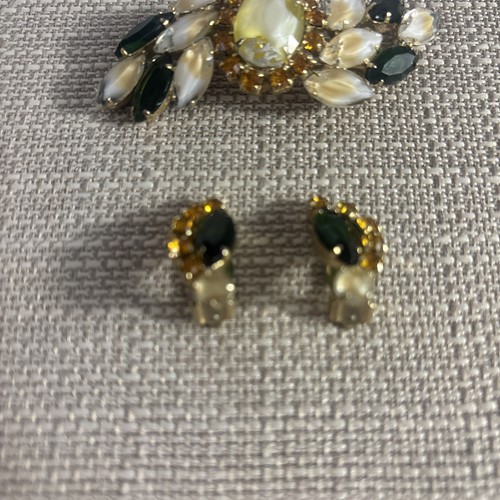 Vintage Brooch With Emerald Green, Cream, & Gold Stones With Clip On Earrings - Picture 3 of 5