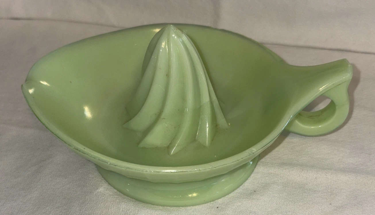 VINTAGE Jadeite Citrus Juicer Reamer Mid Century ￼ URANIUM GLASS ( GLOWS )