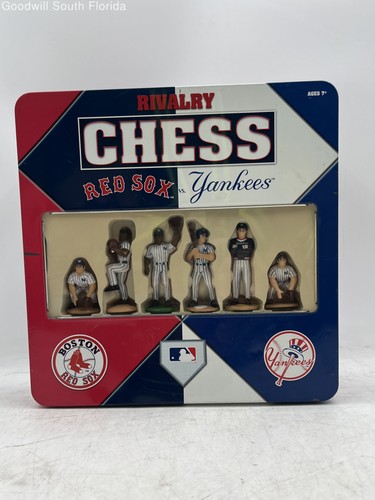 USAopoly Sports Rivalry Chess Figurines Red Sox Yankees Collector's Edition Game
