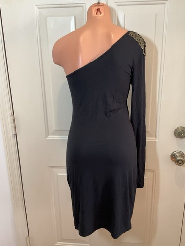 ARK & CO., Talla Med, Vestido Negro Ajustado, Un Hombro con Acento Metálico y Manga Larga - Imagen 2 de 11
