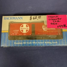 Bachmann ~ HO Scale ~ New ~ Santa Fe #14112 ~ Track-Cleaning 40' Box Car ~ 16324