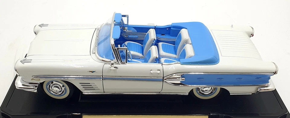 Road Signature 1/18 Scale Diecast 92438 - 1958 Pontiac Bonneville - White - Image 3 of 4