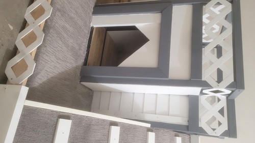 HERMOSA CASA PARA MASCOTA NUEVA...     gris y blanca  fabricada de madera