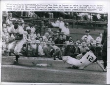 1961 Press Photo Pirates Don Hoak is forced at 3rd by Dodger 3rd sacker Junior