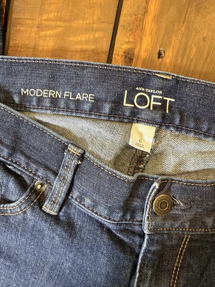 Calça jeans LOFT Ann Taylor feminina moderna flare tamanho 6 lavagem escura elástica - Imagem 4 de 4