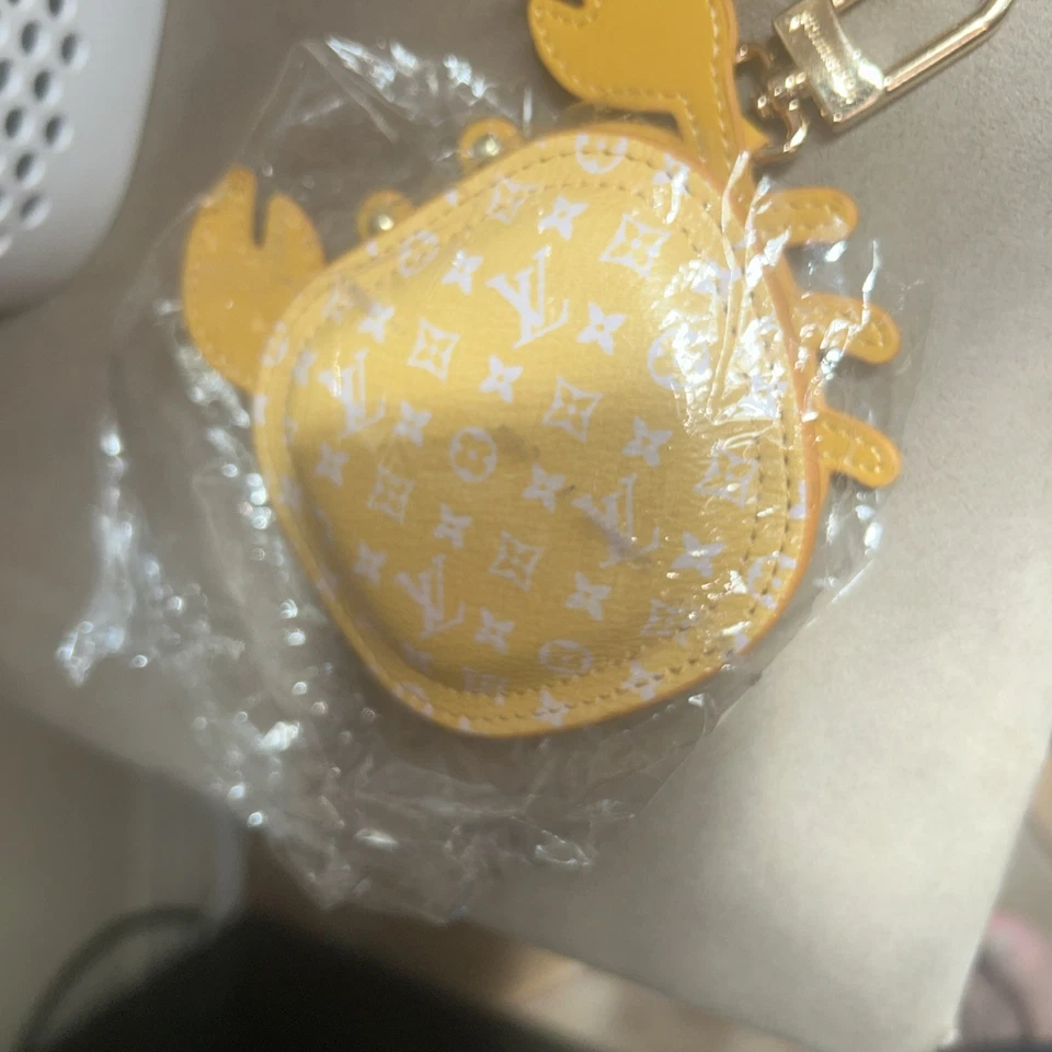 Mini bolso Louis Vuitton moneda amarilla cangrejo colección verano Foto 3 de 4