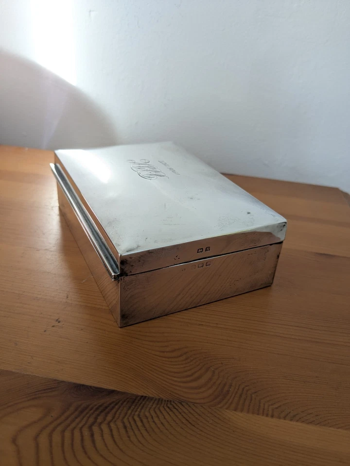 SUPERB EDWARDIAN STERLING SILVER CIGARETTE BOX, LONDON HALLMARK 9.3 OUNCES  - Image 2 of 4