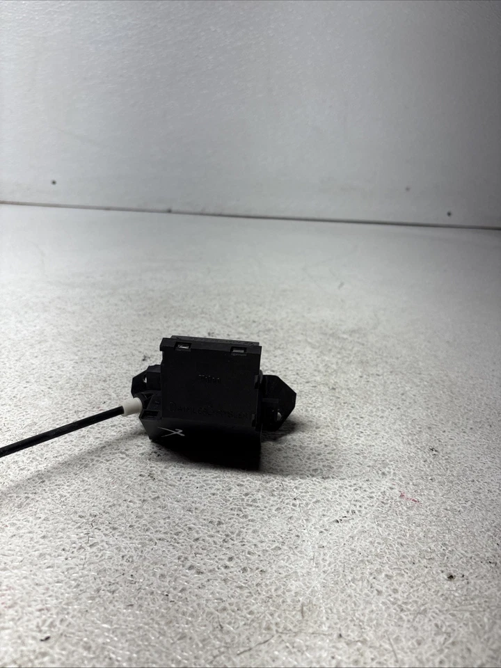 01-11 Mercedes W211 E350 C240 tampa do porta-malas trava alça 1717500085 fabricante de equipamento original - Imagem 4 de 4