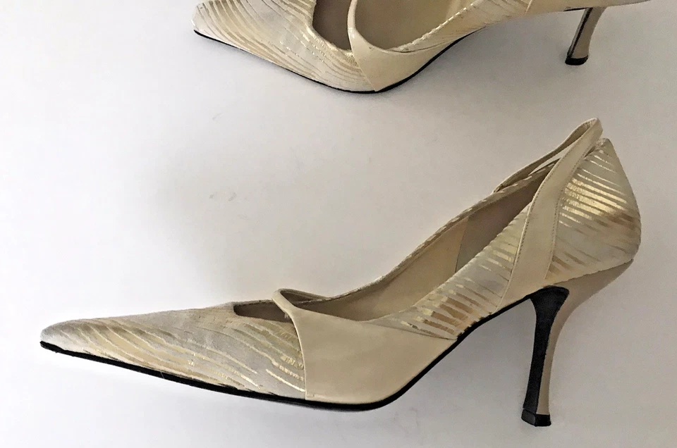 Tacones con correa de gamuza charol punta Versace de colección talla 37 Foto 3 de 4