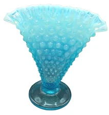 Fenton Blue hob nail fan vase approx 6 inches tall x 6 wide Beautiful pre-owned