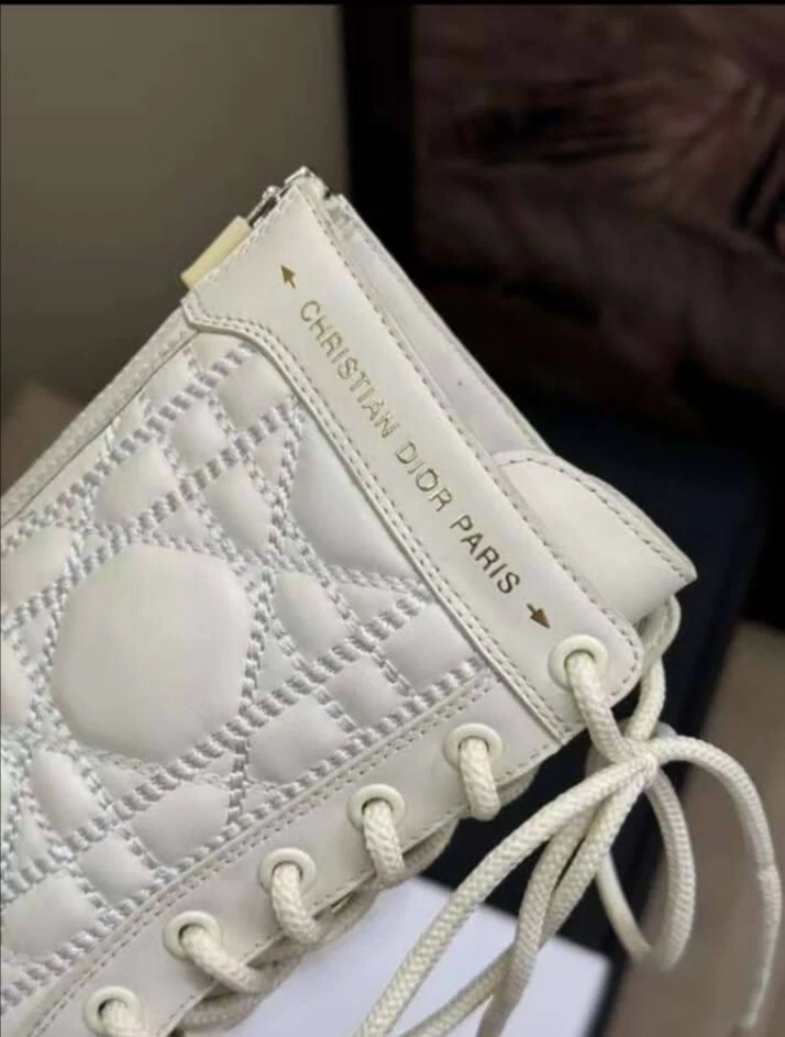 Bottines Dior D Unit blanches matelassées cannage veau   Croisière 2024, pointure 36 39