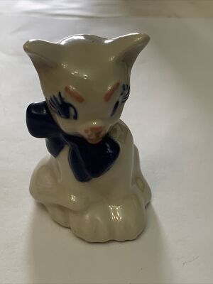 VINTAGE CERAMIC FANCY CAT FIGURINE. OLD AND VINTAGE HAND MADE FIGURINE.