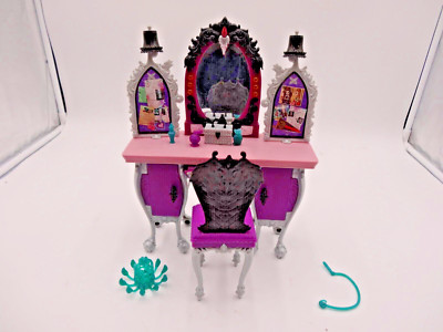 Ever After High Raven Queen Vanity, Chair + some Accessories Purple Pink