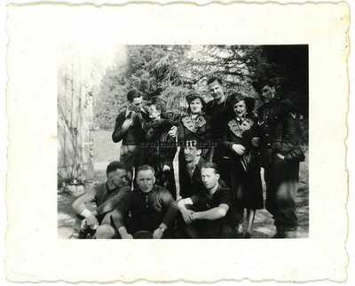 Orig. Foto Gebirgsjäger GJR99 mit franz. Frauen BRUSSEY Besancon Frankreich 1941